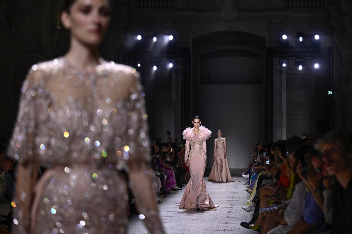 بالصور- فساتين مرصعة بالألماس من توقيع إيلي صعب في أسبوع باريس للأزياء الراقية